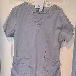 Amazon Essentials women's scrub TOP Size Medium light gray